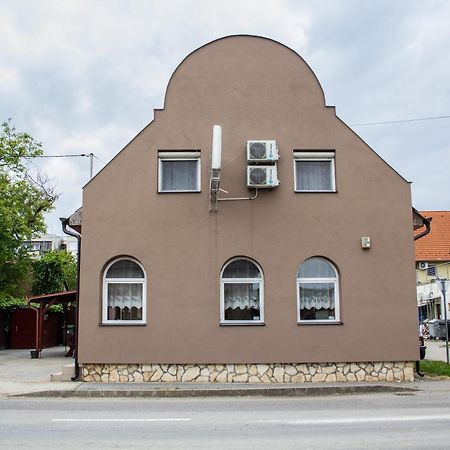 Fitt Maganszallashely Sásd Zewnętrze zdjęcie