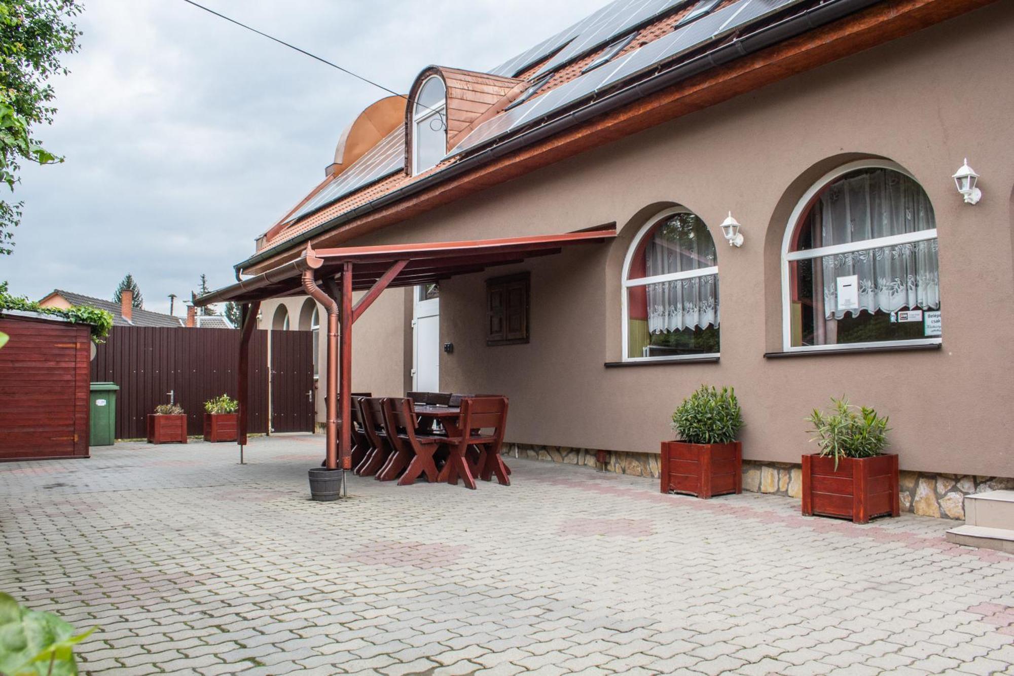 Fitt Maganszallashely Sásd Zewnętrze zdjęcie